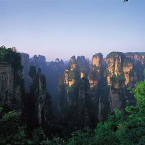 單獨(dú)成團(tuán)N線：張家界、天子山、寶峰湖、猛洞河漂流、鳳凰古城四晚五日湘西全景游